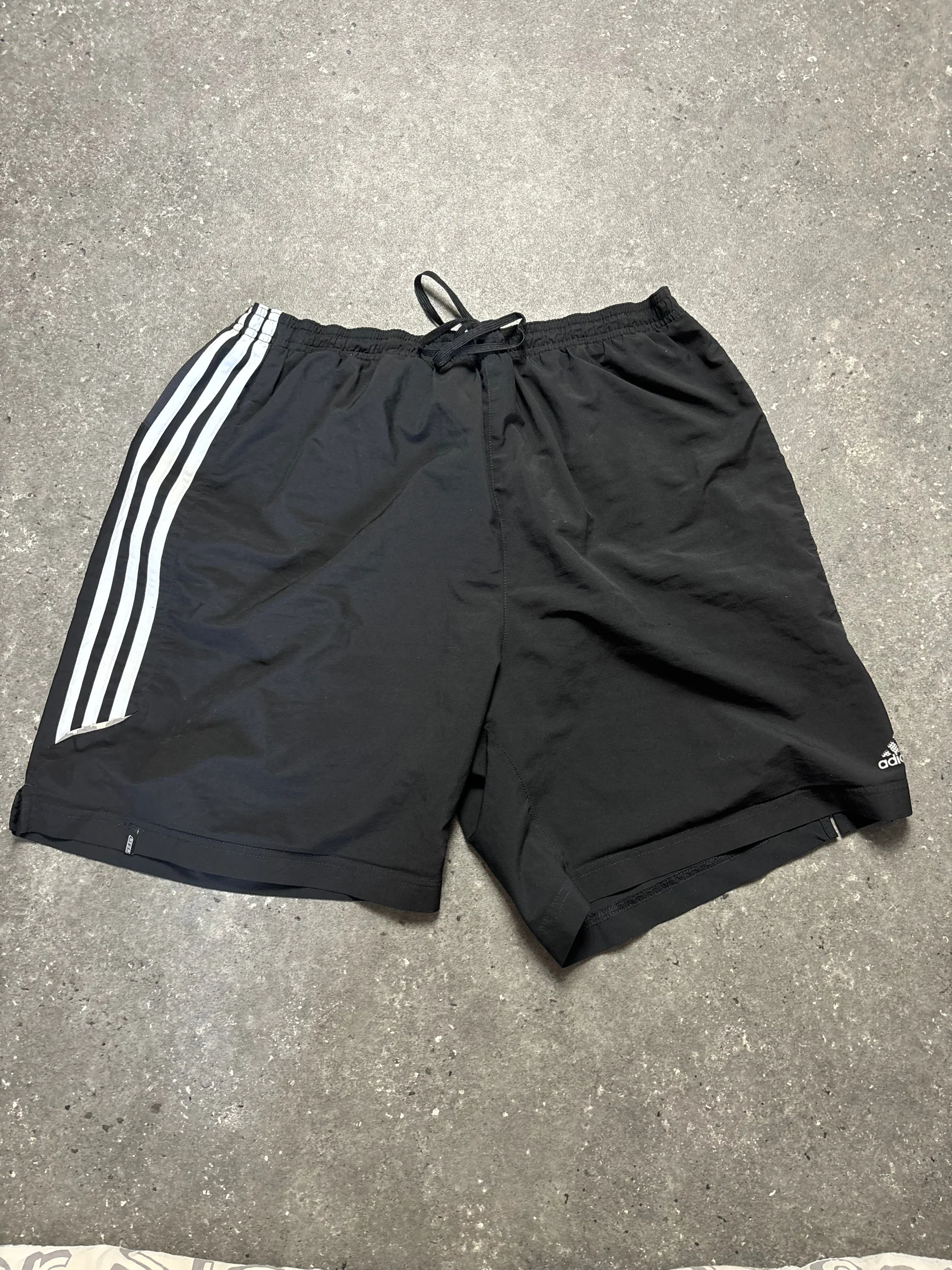 Adidas Shorts (M)